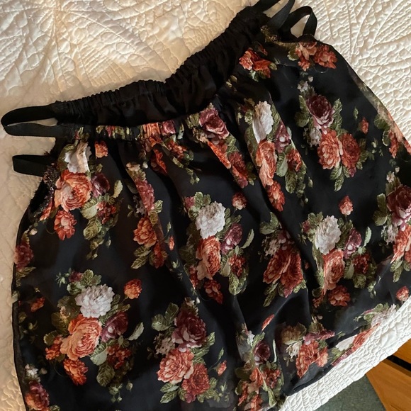 GORGEOUS SIDE CUTOUT FLORAL SKIRT - Picture 4 of 5